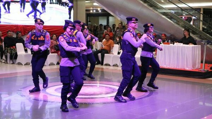 Lomba dance yang diikuti personel Polda Sulsel dalam rangka HUT ke-78 Bhayangkara.