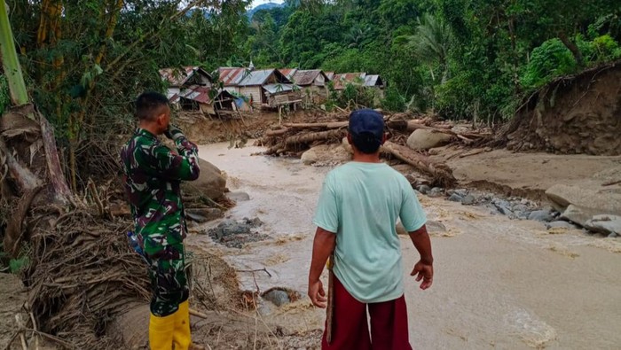 Longsor menerjang 9 rumah warga di Kabupaten Sigi, Sulawesi Tengah (Sulteng). Bencana tersebut membuat 17 kepala keluarga (KK) terdampak.