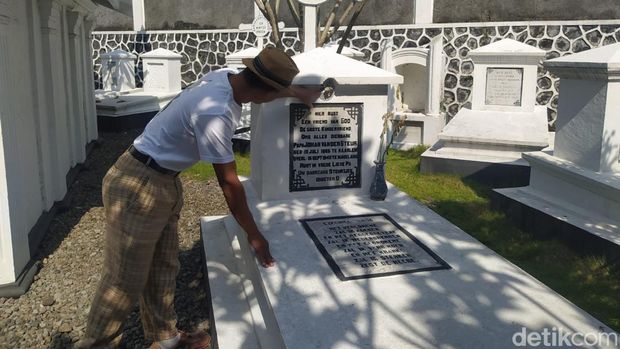Makam tokoh kemanusiaan Johannes van der Steur di Magelang, Senin (1/7/2024).