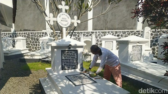 Makam tokoh kemanusiaan Johannes van der Steur di Magelang, Senin (1/7/2024).