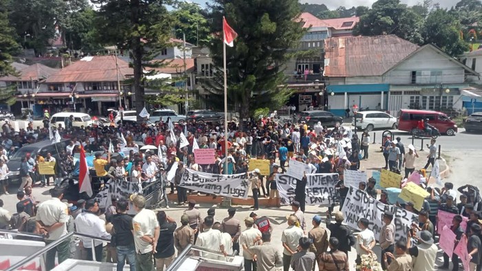 Massa menggelar demo di DPRD Taput