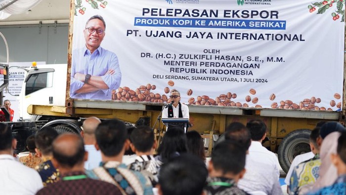 Menteri Perdagangan Zulkifli Hasan (Zulhas) melepas ekspor kopi milik PT Ujang Jaya Internasional dengan tujuan Amerika Serikat di Deli Serdang, Sumatera Utara, Senin (1/7/2024). Kopi green bean sebanyak 10 kontainer itu jumlahnya mencapai 96 ton dan senilai USD 1,48 juta.