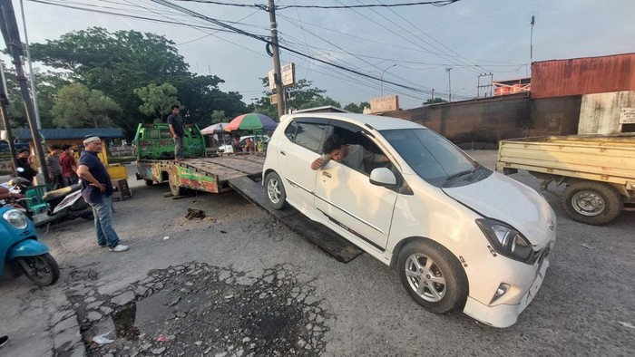Mobil yang sempat dikemudikan pria ODGJ saat diamankan. (Dok Satlantas Polresta Pekanbaru)