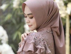 7 Model Kebaya Kondangan Plus Hijab ala Artis yang Bisa Jadi Inspirasi