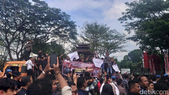 Momen HUT ke-78 Bhayangkara diwarna aksi prank demonstrasi di Mapolda Sulsel.