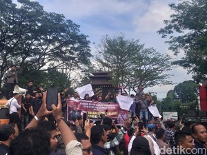 Upacara HUT Bhayangkara, Kapolda Sulsel Kena Prank Demo Masyarakat