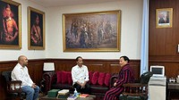 Jokowi bersyukur operasi Prabowo 1 minggu lalu berjalan lancar. Jokowi mendoakan pemulihan Prabowo agar siap mengemban tugas melayani masyarakat. Foto: (Dok. intagram Prabowo)