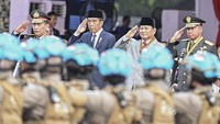 Presiden Joko Widodo (kedua kiri) didampingi Menteri Pertahanan sekaligus Presiden Terpilih Prabowo Subianto (ketiga kiri), Kapolri Jenderal Pol Listyo Sigit Prabowo (kiri) dan Panglima TNI Jenderal TNI Agus Subiyanto (kanan) memberi hormat saat menyaksikan defile pasukan. 