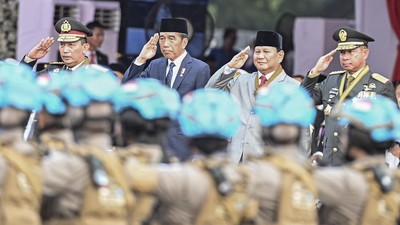 Momen Jokowi-Prabowo Saksikan Defile HUT Ke-78 Bhayangkara