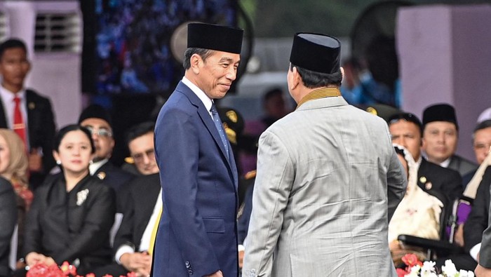 Presiden Joko Widodo mengajak Menteri Pertahanan (Menhan) sekaligus presiden terpilih Prabowo Subianto menyaksikan penampilan defile pasukan upacara HUT ke-78 Polri, Senin (1/7/2024). Prabowo pun ikut bersama Kapolri Jenderal Listyo Sigit Prabowo dan Panglima TNI Jenderal Agus Subiyanto berada di depan panggung untuk melihat.