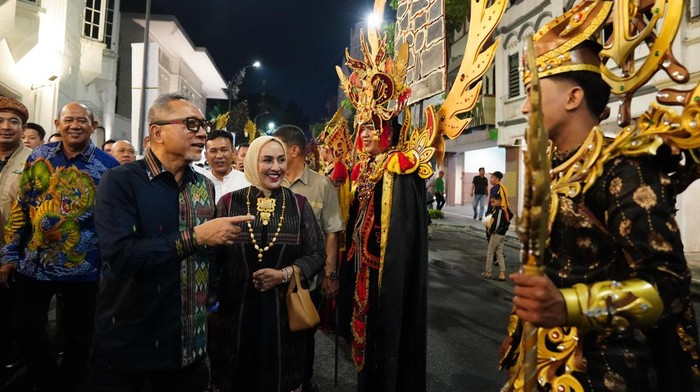 Momen Zulhas-Bobby Nasution Hadiri HUT ke-434 Kota Medan Ketua Umum PAN Zulkifli Hasan (Zulhas) bersama istri mendatangin perayaan HUT ke-434 Kota Medan. Dalam kesempatan tersebut Zulhas turut ditemani Wali Kota Medan Bobby Nasution.