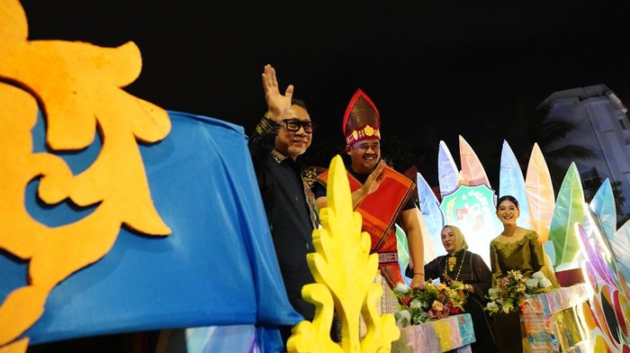 Momen Zulhas-Bobby Nasution Hadiri HUT ke-434 Kota Medan Ketua Umum PAN Zulkifli Hasan (Zulhas) bersama istri mendatangin perayaan HUT ke-434 Kota Medan. Dalam kesempatan tersebut Zulhas turut ditemani Wali Kota Medan Bobby Nasution.