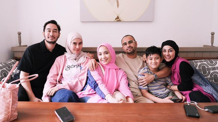 Nisya Ahmad bersama Raffi, Nagita, Syahnaz, dan Jeje.