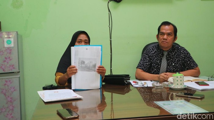 Orang tua calon siswa (kiri) didampingi kuasa hukum (kanan) berbicara soal dugaan pemalsuan KK hingga zonasi demi masuk ke SMAN 1 Pati, Senin (1/7/2024).