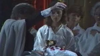 Order of the Solar Temple: Didirikan di Swiss tahun 1984 oleh Joseph di Mambro dan Luc Jouret, Ordo Kuil Matahari berakar pada Ksatria Templar abad pertengahan. Mereka meramal dunia akan berakhir tahun 1990-an. Keadaan berubah pada tahun 1994 ketika di Mambro dilaporkan memerintahkan pembunuhan seorang bayi di Quebec. Akhir tahun itu, lebih dari 50 anggota kelompok tersebut dibunuh atau meninggal karena bunuh diri dan bangunan kelompok tersebut dihancurkan oleh api. Anggota lainnya meninggal karena bunuh diri pada tahun 1995 dan 1997. Yang mengejutkan, sekte ini tetap aktif hingga saat ini dan punya beberapa ratus anggota. Foto: YouTube