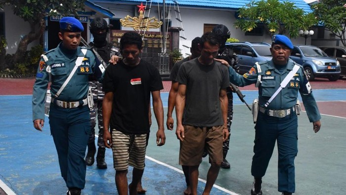 Para pelaku saat diamankan di Mako Lanal Tanjung Balai Karimun. (Dok Lanal Tanjung Balai Karimun)