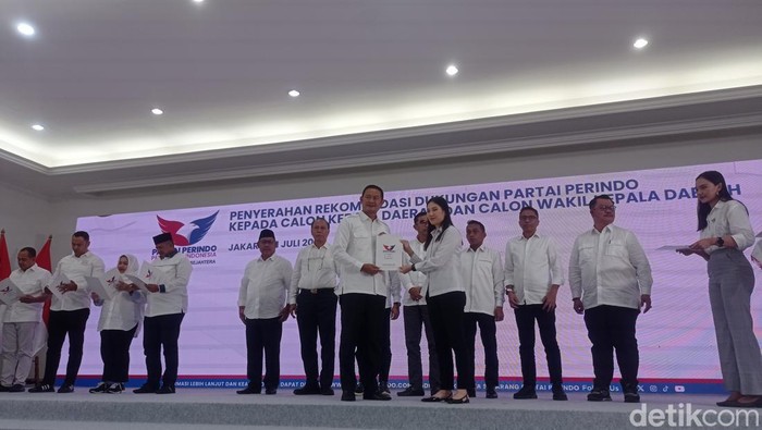 Partai Persatuan Indonesia (Perindo) menyerahkan 37 surat rekomendasi ke bakal calon kepala daerah (cakada) dan calon wakil kepala daerah (cawakada). (Taufiq/detikcom).