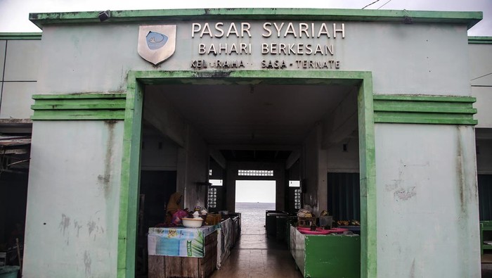 Pasar Syariah Bahari Berkesan Ternate Tak Terawat Pedagang membersihkan tempat jualan di Pasar Syariah Bahari Berkesan yang terbengkalai di Ternate, Maluku Utara, Senin (1/7/2024). Menurut pedagang setempat, pasar syariah yang diresmikan pada Januari 2015 tersebut saat ini sepi pembeli serta hanya tersisa dua pedagang yang berjual di dalamnya akibat kondisi bangunan pasar yang tidak terawat dengan baik sehingga sebagian pedagang lebih memilih berjualan di pinggir jalan sekitar pasar. ANTARA FOTO/Andri Saputra/YU