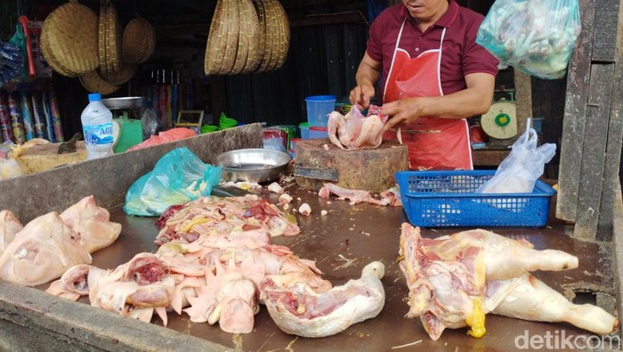 Pedagang daging ayam di Pasar Palapa Medan