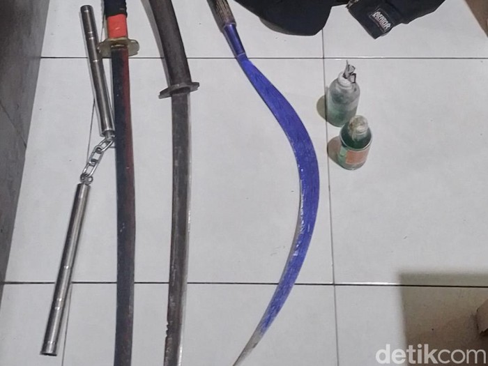 Pedang, celurit, dan dua molotov yang disita dari 5 pemuda di Kabupaten Bantul, DIY, yang hendak tawuran, Senin (1/7/2024).