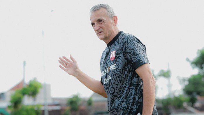 Pelatih Persis Solo, Milomir Seslija, saat mengawal latihan perdana di Stadion Mini Solo, Minggu (30/6/2024).