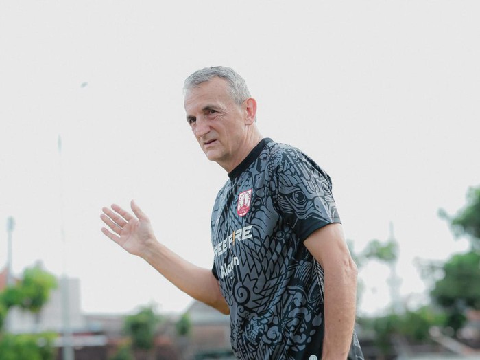 Pelatih Persis Solo, Milomir Seslija, saat mengawal latihan perdana di Stadion Mini Solo, Minggu (30/6/2024).
