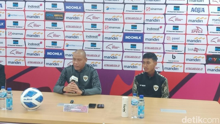Pelatih Timnas Indonesia u-16 Nova Arianto, saat konferensi pers di Stadion Manahan Solo, Senin (1/7/2024).