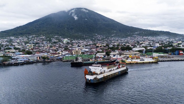 KM Feri Mutiara Ferindo III membawa penumpang meninggalkan pelabuhan saat pelayaran perdana rute Jailolo Halmahera Barat di Pelabuhan Ahmad Yani Ternate, Maluku Utara, Senin (1/7/2024). Kantor Unit Penyelenggara Pelabuhan (KUPP) Kabupaten Halmahera Barat mulai 1 Juli 2024 melayani pelayaran rute Ternate-Jailolo PP dengan menyiapkan tiga kapal feri setiap hari yakni Mutiara Ferindo II, Mutiara Ferindo V dan Mutiara Ferindo III untuk memenuhi kebutuhan masyarakat menggunakan transportasi laut sehingga memperluas layanan kapal feri wilayah Maluku Utara yang selama ini belum didukung layanan transportasi memadai untuk pengangkutan penumpang dan barang, selain itu rute baru dapat memangkas waktu perjalanan dari Sidangoli ke Jailolo. ANTARA FOTO/Andri Saputra/rwa.