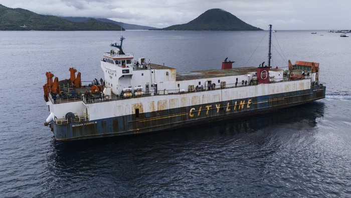 KM Feri Mutiara Ferindo III membawa penumpang meninggalkan pelabuhan saat pelayaran perdana rute Jailolo Halmahera Barat di Pelabuhan Ahmad Yani Ternate, Maluku Utara, Senin (1/7/2024). Kantor Unit Penyelenggara Pelabuhan (KUPP) Kabupaten Halmahera Barat mulai 1 Juli 2024 melayani pelayaran rute Ternate-Jailolo PP dengan menyiapkan tiga kapal feri setiap hari yakni Mutiara Ferindo II, Mutiara Ferindo V dan Mutiara Ferindo III untuk memenuhi kebutuhan masyarakat menggunakan transportasi laut sehingga memperluas layanan kapal feri wilayah Maluku Utara yang selama ini belum didukung layanan transportasi memadai untuk pengangkutan penumpang dan barang, selain itu rute baru dapat memangkas waktu perjalanan dari Sidangoli ke Jailolo. ANTARA FOTO/Andri Saputra/rwa.