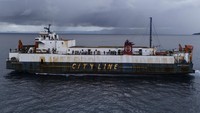 KM Feri Mutiara Ferindo III membawa penumpang meninggalkan pelabuhan saat pelayaran perdana rute Jailolo Halmahera Barat di Pelabuhan Ahmad Yani Ternate, Maluku Utara, Senin (1/7/2024).  