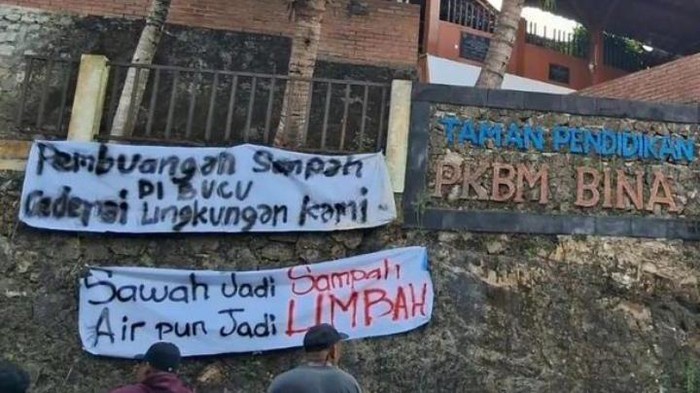Pemasangan spanduk penolakan pembangunan tempat pembuangan sampah sementara (TPSS) di Puncak Bucu, Kaligatuk, Srimulyo, Piyungan, Kabupaten Bantul, DIY. Diunggah Senin (1/7/2024).