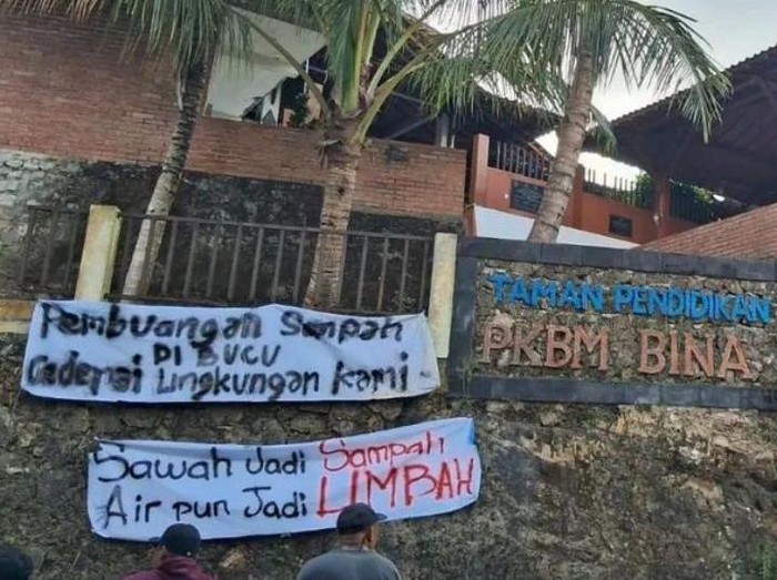 Pemasangan spanduk penolakan pembangunan tempat pembuangan sampah sementara (TPSS) di Puncak Bucu, Kaligatuk, Srimulyo, Piyungan, Kabupaten Bantul, DIY. Diunggah Senin (1/7/2024).