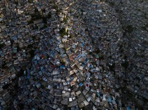 Penampakan Padatnya Rumah Penduduk di Ibu Kota Haiti
