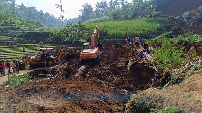 Pencarian korban longsor di Blitar.