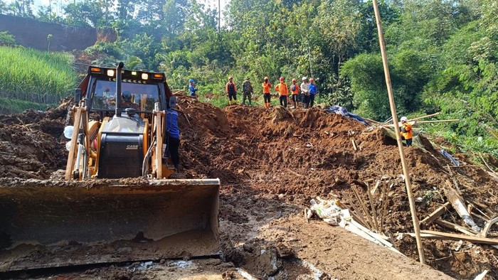 Pencarian korban longsor di Blitar.