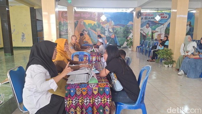 Sejumlah calon wali murid tengah menyerahkan sejumlah berkas pendaftaran pada panitia di SDN 2 Cakranegara, Kota Mataram, Senin siang (1/7/2024).