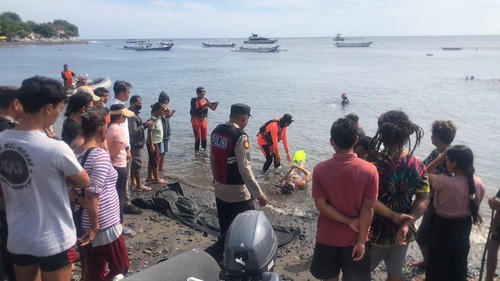 Jenazah korban yang diduga tenggelam di Pantai Jemeluk saat berhasil dievakuasi ke darat, Senin (1/7/2024). (dok. Polres Karangasem)