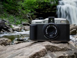 Setelah 21 Tahun, Ricoh Luncurkan Kamera Film Baru Pentax 17