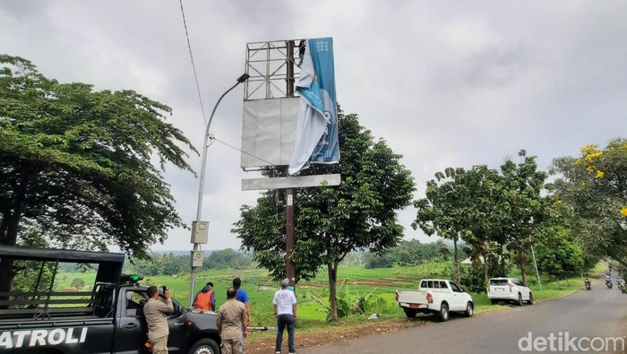 Penurunan paksa baliho bacabup di Kuningan