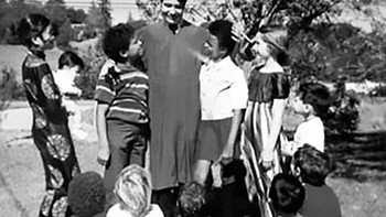 Peoples Temple: Tahun 1950-an, warga Indiana, Jim Jones, mendirikan gereja yang menurutnya mempromosikan sosialisme dan kesetaraan, dengan unsur Kristen. Ia mendapat banyak pengikut. Jones percaya perang nuklir segera terjadi dan memindahkan pengikutnya ke Guyana. Mereka tinggal di sana beberapa tahun, tapi setelah mantan anggotanya mulai bicara, Anggota Kongres San Francisco Leo Ryan memutuskan menyelidiki. Penjaga keamanan menembaki kelompok Ryan, dan ketika kembali ke pemukiman, Jones memerintahkan pengikutnya meminum minuman yang mengandung sianida. Sebanyak 918 orang tewas dalam insiden tersebut dan hingga 9/11, merupakan korban jiwa warga sipil Amerika terbesar dalam sejarah. Foto: PBS