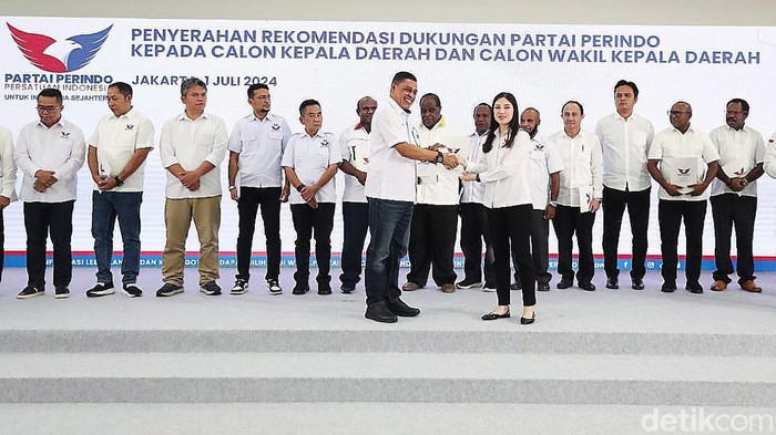 Ketua Umum (Ketum) DPP Partai Perindo, Hary Tanoesoedibjo (HT) hadir dalam acara penyerahan rekomendasi dukungan kepada 37 Calon Kepala Daerah (Cakada) dan Calon Wakil Kepala Daerah (Cawakada) tingkat Provinsi hingga Kabupaten/Kota di sejumlah wilayah Indonesia. Acara dilangsungkan di Aula Persatuan Indonesia Kantor DPP Perindo, Menteng, Jakarta Pusat pada Senin (1/7/2024).