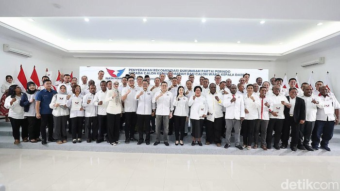 Ketua Umum (Ketum) DPP Partai Perindo, Hary Tanoesoedibjo (HT) hadir dalam acara penyerahan rekomendasi dukungan kepada 37 Calon Kepala Daerah (Cakada) dan Calon Wakil Kepala Daerah (Cawakada) tingkat Provinsi hingga Kabupaten/Kota di sejumlah wilayah Indonesia. Acara dilangsungkan di Aula Persatuan Indonesia Kantor DPP Perindo, Menteng, Jakarta Pusat pada Senin (1/7/2024).