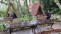 Traveler bisa menikmati berbagai hidangan mulai dari mie, mendoan, hingga lauk pauk khas rumahan. Disediakan sekitar 6 rumah kerucut yang bisa dipakai untuk makan, kemudian area outdoor dengan meja kursi lengkap, serta pendopo dengan meja kursi yang lebih besar.  