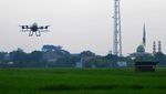 Petani Kudus Semprotkan Pestisida Pakai Drone, Begini Potretnya