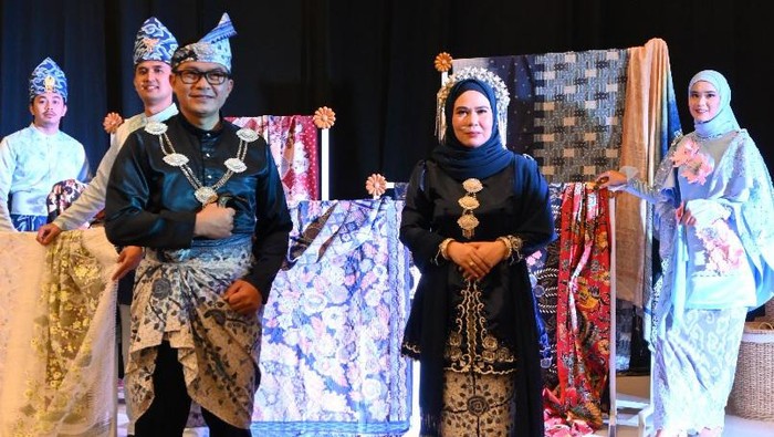 Pj Bupati Cirebon menampilkan pakaian batik khas Cirebon diajang Peragaan Wastra dan Produk Unggulan Jawa Barat 2024