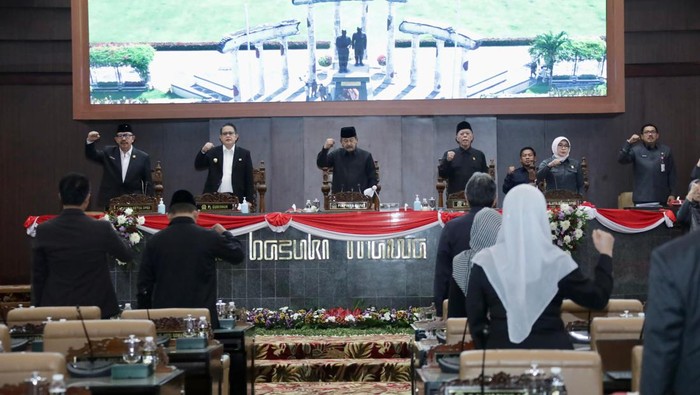 Pj Gubernur Adhy Karyono dan pimpinan DPRD Jawa Timur