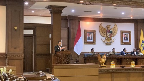 Pj Gubernur Bali Sang Made Mahendra Jaya saat pidato di rapat paripurna DPRD Bali, Senin (1/7/2024).