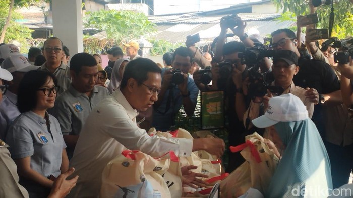 Pj Gubernur DKI Jakarta Heru Budi Hartono meninjau pembagian sembako murah Kelurahan Tanah Tinggi, Johar Baru, Jakarta Pusat. (Brigitta/detikcom)