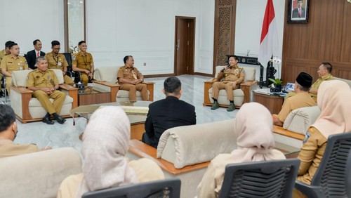 Pj Gubernur NTB Hassanudin saat melakukan koordinasi dengan seluruh kepala OPD di Nusa Tenggara Barat (NTB), Senin (1/7/2024).