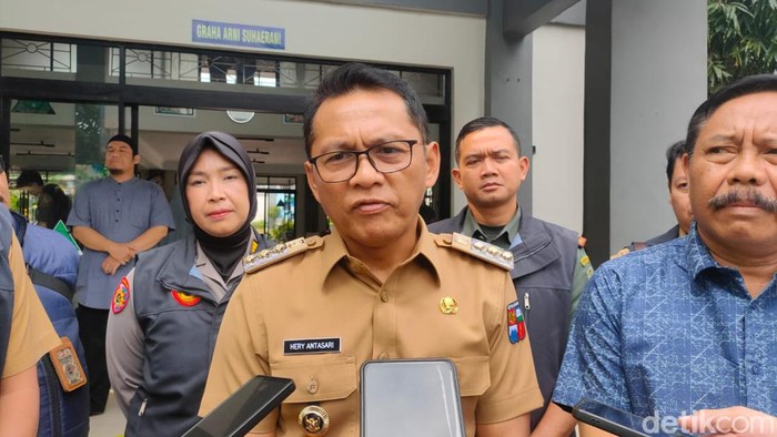 Pj Wali Kota Bogor Hery Antasari menggelar sidak ke beberapa sekolah di hari pertama PPDB tingkat SD-SMP pada Senin, 1 Juli 2024. (Sol/detikcom)